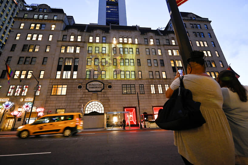 Нью-йоркский универмаг Bergdorf Goodman, в котором произошла, как утверждает Бетти Джин, ее встреча с Дональдом Трампом