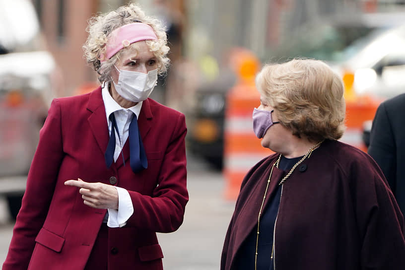 Элизабет Джин Кэрролл со своим адвокатом направляется в суд в 2020 году во время пандемии
