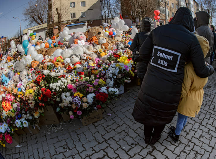 Цветы и игрушки, которые на место трагедии принесли жители города