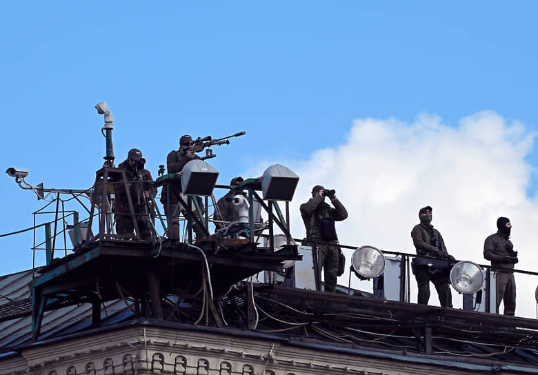 Москва. Сотрудники ФСО на крыше здания во время парада