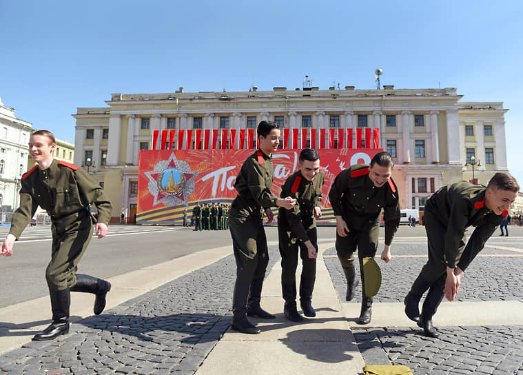 Санкт-Петербург. Участники представления перед началом парада 