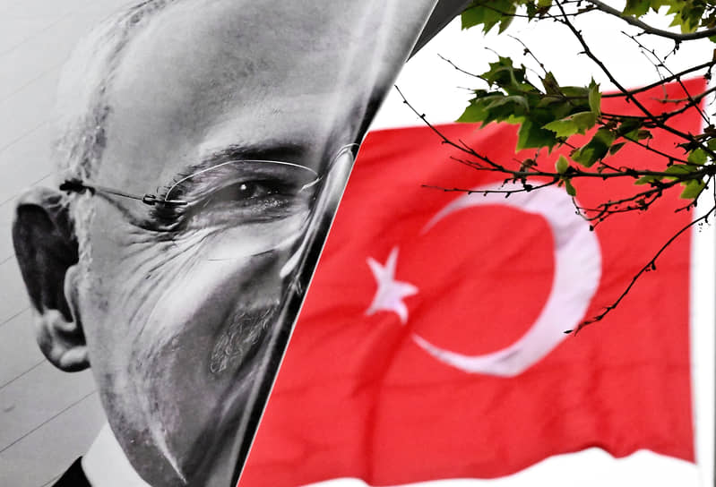 Стамбул. Предвыборный агитационный плакат Кемаля Кылычдароглу на фоне флага Турции