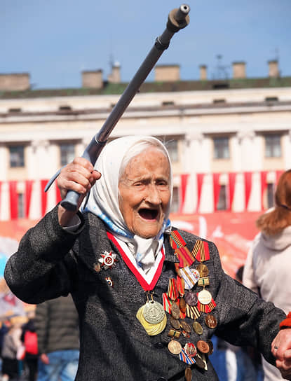 Санкт-Петербург. Пожилая женщина-ветеран на Дворцовой площади после военного парада