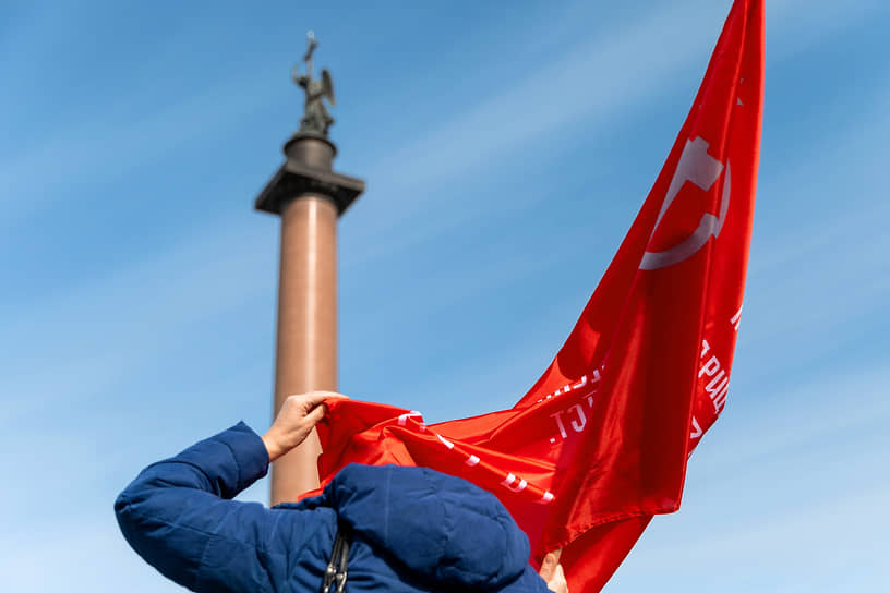 Санкт-Петербург. Женщина с флагом во время парада Победы на Дворцовой площади