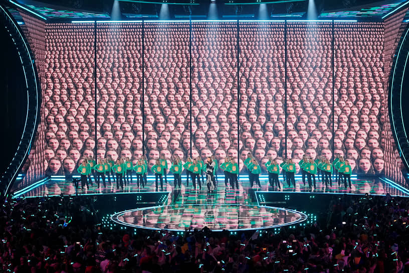 Исландский певец Дади Фрейр (в центре) во время выступления в финале «Евровидения»
