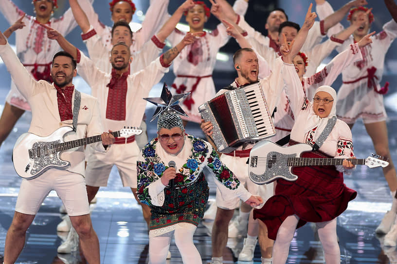 Верка Сердючка (в центре) во время выступления на финале «Евровидения» в Ливерпуле (Великобритания)