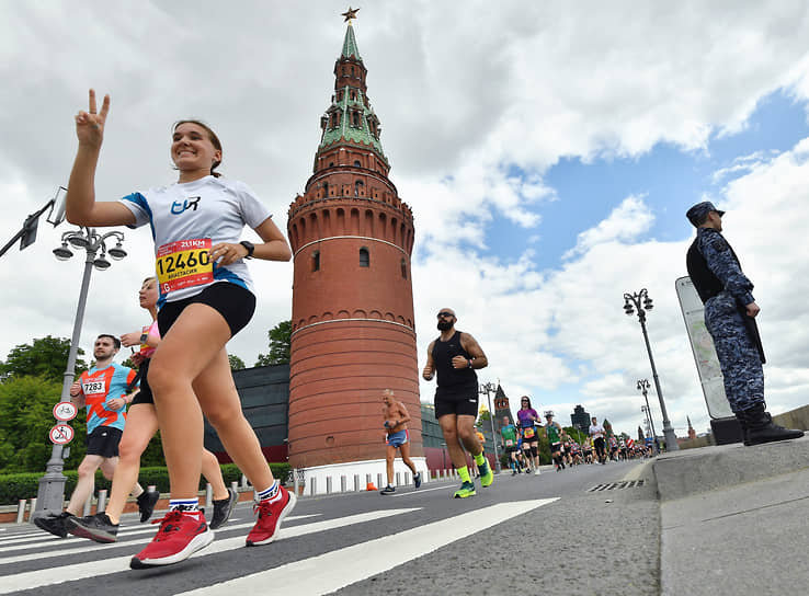 Женский забег выиграла новосибирская легкоатлетка Анна Викулова. Она прошла дистанцию за один час девять минут и 49 секунд