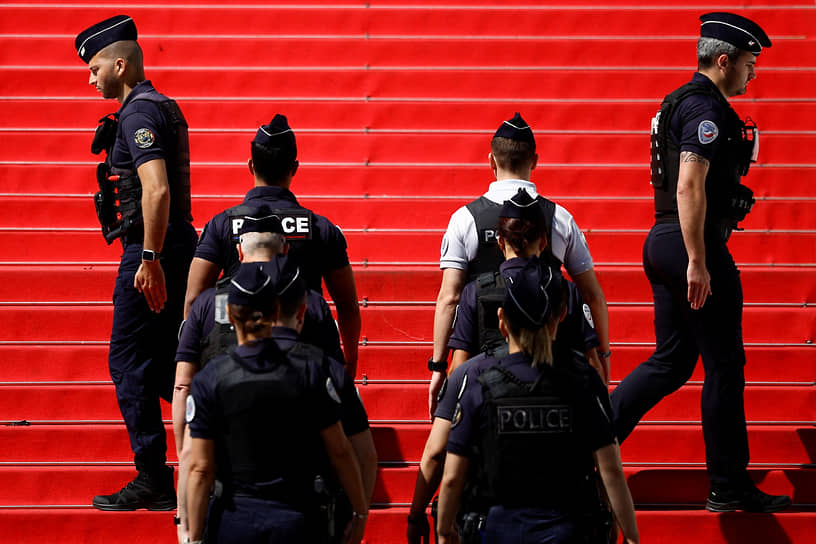 Канн, Франция. Полиция на ступенях Дворца фестивалей накануне церемонии открытия киноконкурса