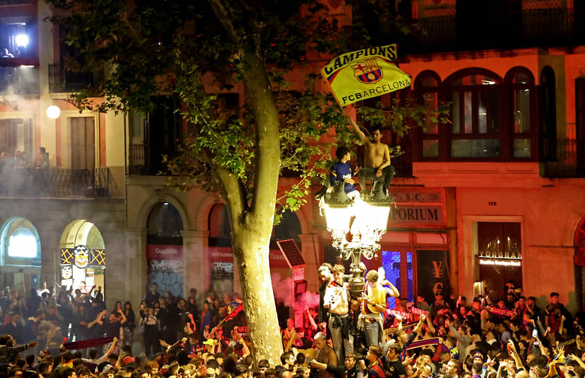 Барселона, Испания. Фанаты празднуют победу футбольного клуба «Барселона» в чемпионате Испании