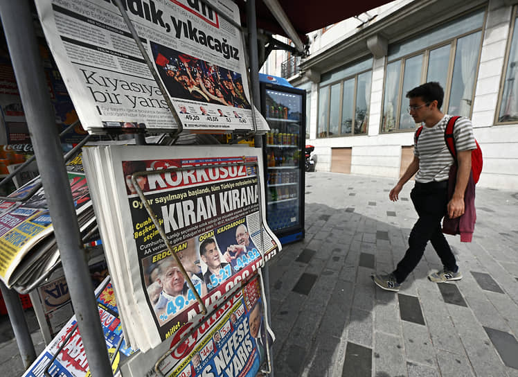 Стамбул, Турция. Свежая пресса в газетном киоске с результатами президентских выборов