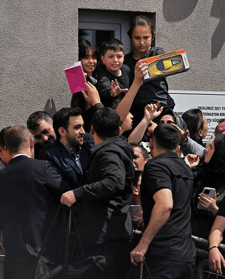 Избиратели приветствуют действующего президента Турции Реджепа Тайипа Эрдогана на одном из участков в Стамбуле