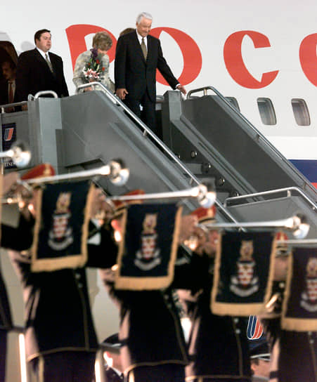 Президент РФ Борис Ельцин с женой Наиной спускаются с трапа в международном аэропорту Денвера