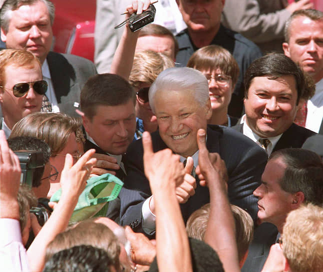 «Американцы скрупулезно подсчитали, что в Денвере из 8 лидеров больше всего аплодисментов жителей города сорвал Борис Ельцин, который охотно пожимал все протянутые ему руки и делился своими впечатлениями от города» («Аргументы и факты»)