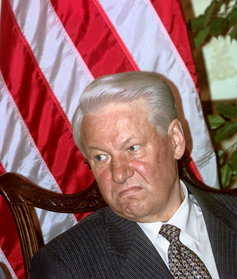 Президент РФ Борис Ельцин смотрит на своего переводчика на встрече с президентом США Биллом Клинтоном