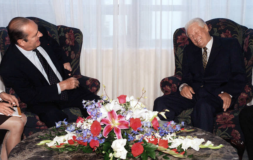 Борис Ельцин показывает президенту Франции Жаку Шираку, как сильно он устал после субботнего ужина на двухсторонней встрече