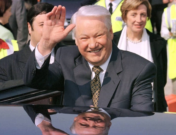 Борис Ельцин у лимузина по прибытии в Бирмингем