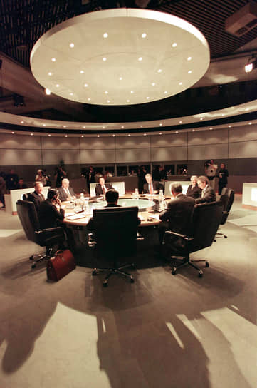 «Никого &quot;мирового управления&quot; у &quot;восьмерки&quot; нет, говорят в окружении Жака Ширака. Это прежде всего место для обсуждения и консультаций» (Le Monde) 
&lt;br>На фото: лидеры «восьмерки» на пленарном заседании