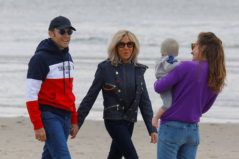 Президент Франции Эмманюэль Макрон и его жена Брижит гуляют по пляжу в Ле-Туке-Париж, 2022 год