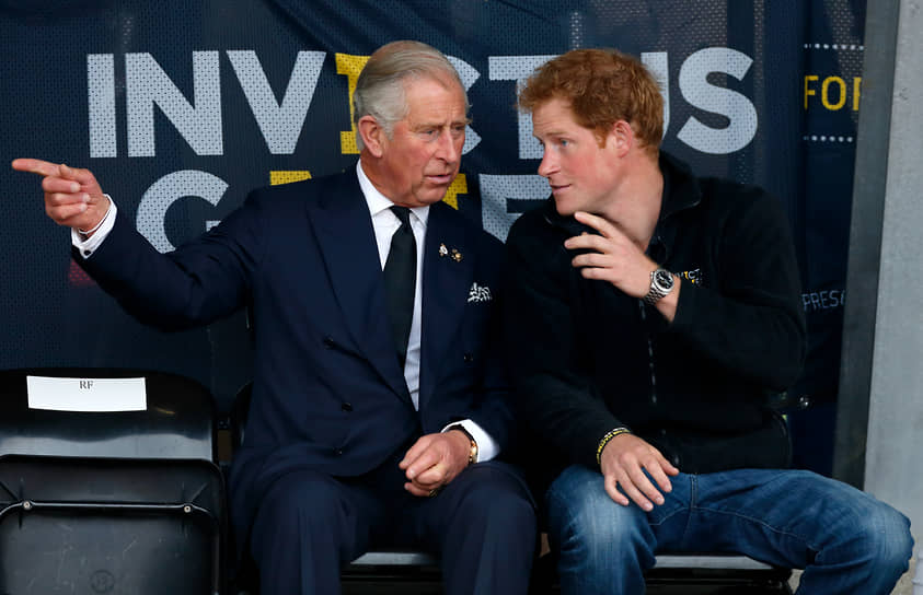 Будущий король Великобритании Чарльз и принц Гарри на чемпионате по легкой атлетике в Лондоне, 2014 год
