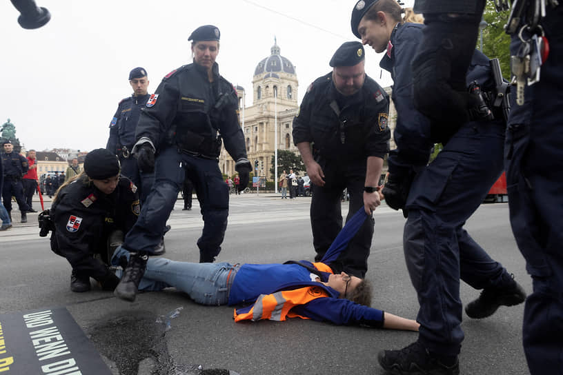 Вена. Сотрудники полиции задерживают активистку движения «Последнее поколение», которое выступает за защиту климата