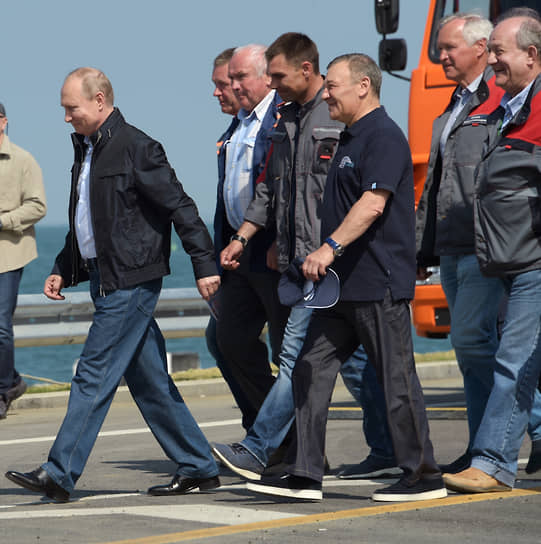 Президент России Владимир Путин (слева) и председатель совета директоров ООО «Стройгазмонтаж» Аркадий Ротенберг (третий справа) на открытии автомобильной части Крымского моста, 2018 год