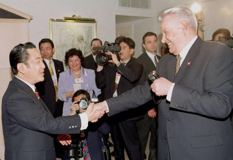 «Чтобы вернуться к содержательному &quot;разговору&quot;, &quot;Восьмерке&quot; остается предпринять только одну инициативу, несомненно, самую трудную для них: устоять перед камерами CNN и других телекомпаний» (Liberation)
&lt;br>На фото: Борис Ельцин обменивается рукопожатием с премьер-министром Японии Рютаро Хасимото