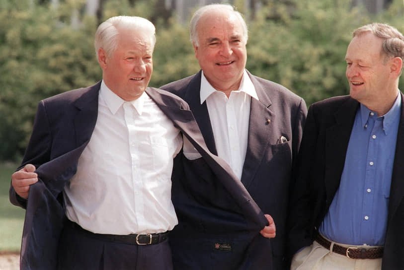 Борис Ельцин, канцлер Германии Гельмут Коль и премьер-министр Канады Жан Кретьен позируют фотографам в Уэстон-парке
