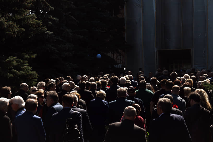 Москва. Церемония прощания с президентом Национальной ассоциации телерадиовещателей Эдуардом Сагалаевым на Троекуровском кладбище