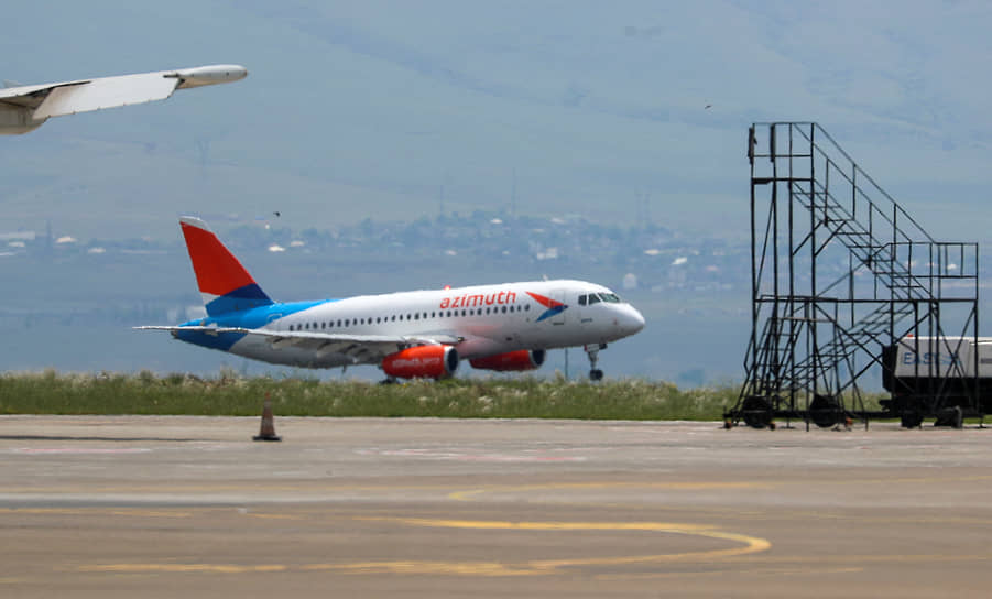 Самолет авиакомпании «Азимут» в Тбилиси