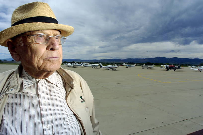 В 2001 году американский пилот Коул Кьюджел книгой рекордов Гиннесса был признан самым пожилым лицензированным пилотом — на тот момент ему было 99 лет