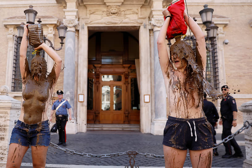 Рим, Италия. Экоактивистки из организации Last Generation обливают себя грязью перед зданием Сената, протестуя против использования ископаемого топлива