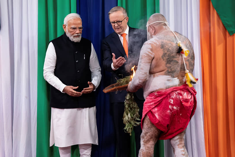 Сидней, Австралия. Премьер-министры Индии и Австралии Нарендра Моди (слева) и Энтони Албаниз приветствуют аборигена, прибывшего на мероприятие индийской общины 
