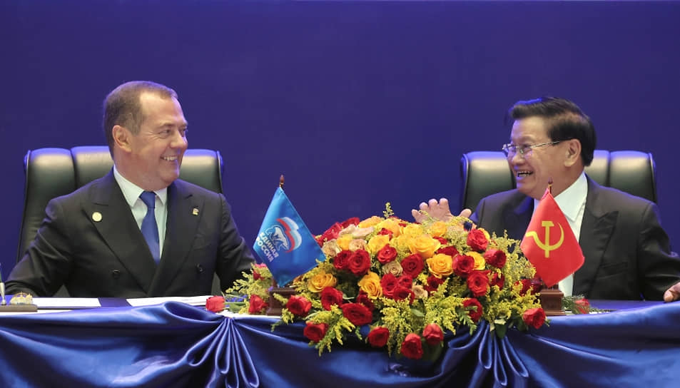 Зампред Совета безопасности РФ Дмитрий Медведев и президент Лаоса Тхонглун Сисулит (справа) 