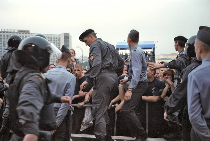 Концерт Red Hot Chili Peppers вызвал ажиотаж среди молодежи и добавил хлопот правоохранительным органам 