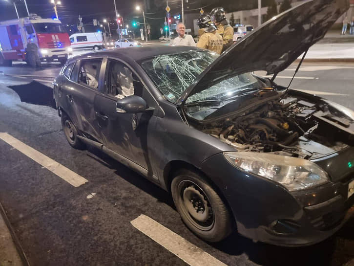Автомобиль пострадал от снаряда, сброшенного на дорогу беспилотником