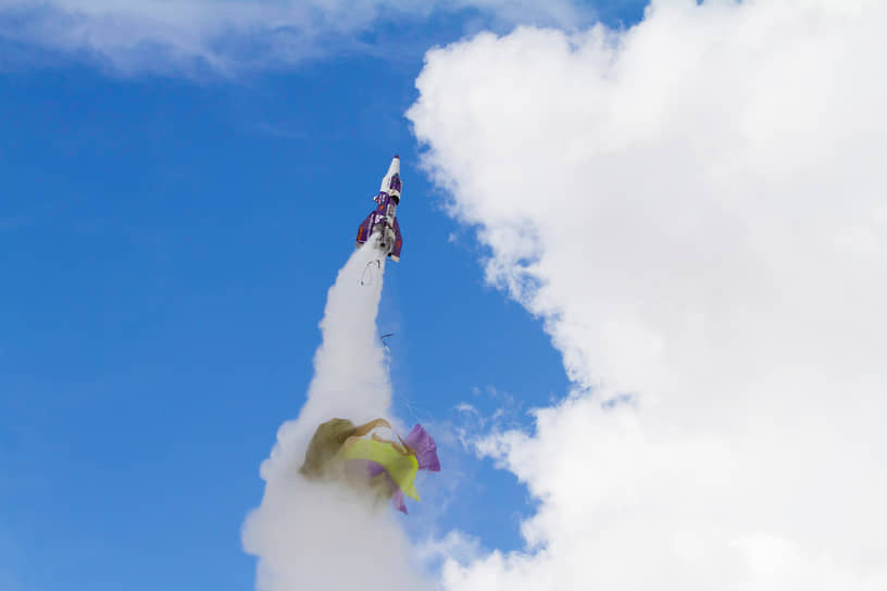 В феврале 2022 года американский каскадер и изобретатель Майк Хьюз погиб во время испытания самодельной паровой ракеты, к которой он себя привязал. Несчастный случай произошел из-за неисправности парашюта, который раскрылся слишком рано