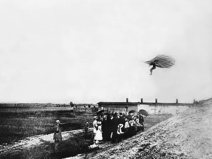 В 1896 году создатель планеров и науки о планеризме Отто Лилиенталь погиб, тестируя новый летательный аппарат. До своей гибели он совершил более 2 тыс. полетов на сконструированных им самим планерах