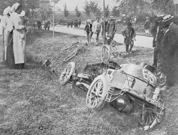 В мае 1903 года гонщик и сооснователь автопроизводителя Renault Марсель Рено погиб во время автопробега Париж—Мадрид. Он, находясь за рулем Renault 40HP, был ослеплен облаком пыли и вовремя не увидел поворот, из-за чего на скорости 100 км/ч съехал в кювет. Рено скончался от полученных травм через 48 часов