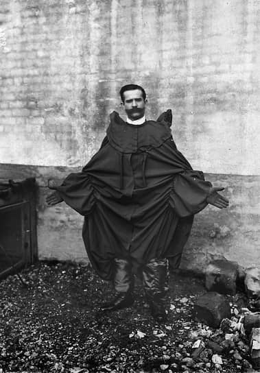 В феврале 1912 года изобретатель и портной Франц Райхельт разбился насмерть, когда прыгнул с Эйфелевой башни, пытаясь продемонстрировать работу созданного им «парашютного пальто». Изначально он планировал протестировать изобретение на манекене, однако в последний момент решил испытать его сам