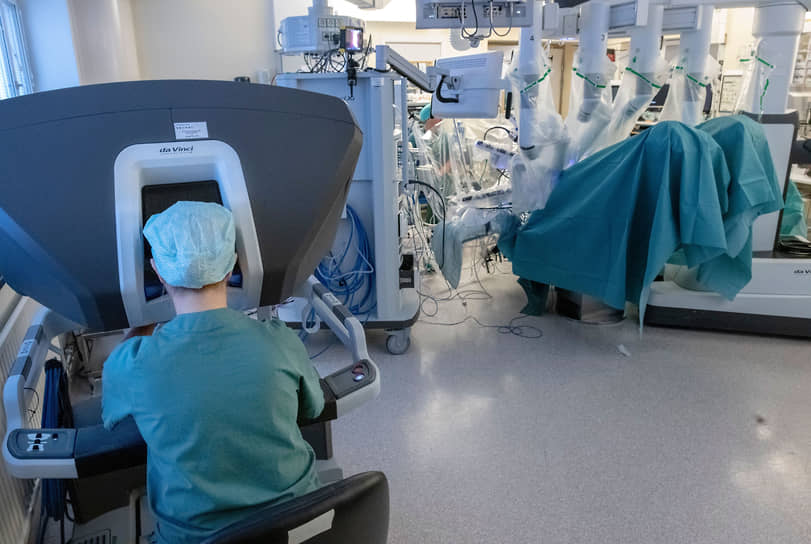 Хирурги во время уникальных родов в клинике Гетеборгского университета