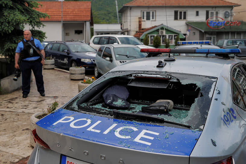 Полицейский автомобиль, поврежденный в ходе столкновений в городе Звечане