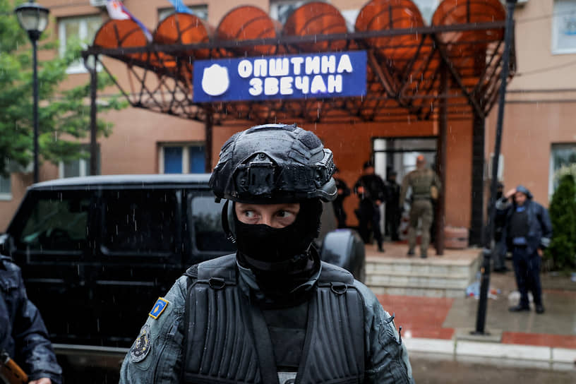 Офицер косовской полиции возле муниципального здания в Звечане