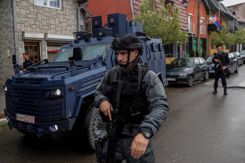 Сотрудники полиции Косово патрулируют улицы после столкновений с местными сербами