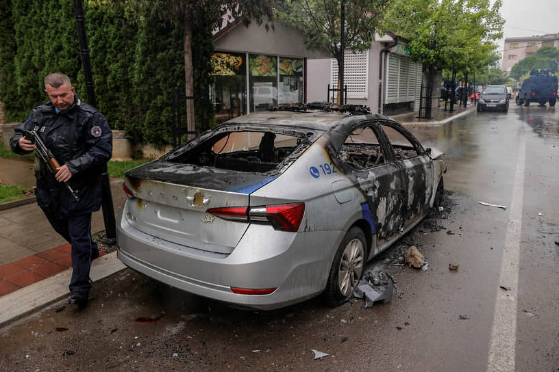 Сгоревший автомобиль в Звечане, городе с преимущественно сербским населением