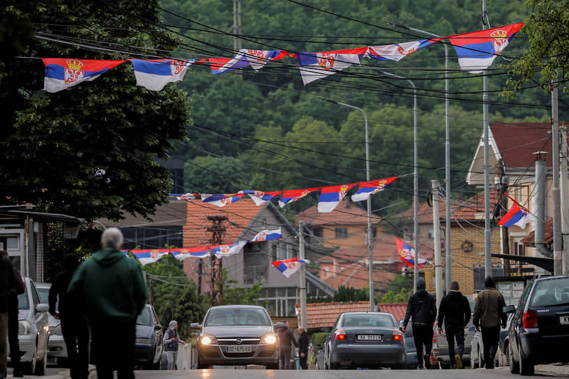 Сербские флаги в городе Звечане, жители которого пытались не допустить в офис избранного мэра-албанца