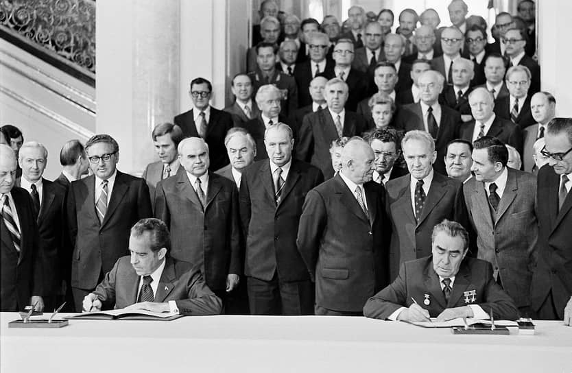Президент США Ричард Никсон (слева) и советский лидер Леонид Брежнев 3 июля 1974 года подписывают в Москве Договор об ограничении подземных испытаний ядерного оружия. За главой США стоит госсекретарь Генри Киссинджер (шестой слева)