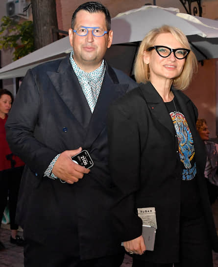 Предприниматель Ян Яновский и эксперт моды Эвелина Хромченко на церемонии на церемонии открытия выставки Vis-a-vis («Лицом к лицу»)