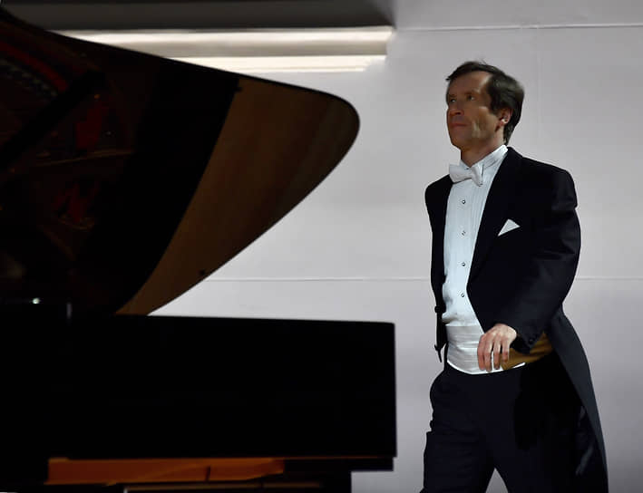 Пианист Николай Луганский выступает на открытом фестивале искусств «Черешневый лес»