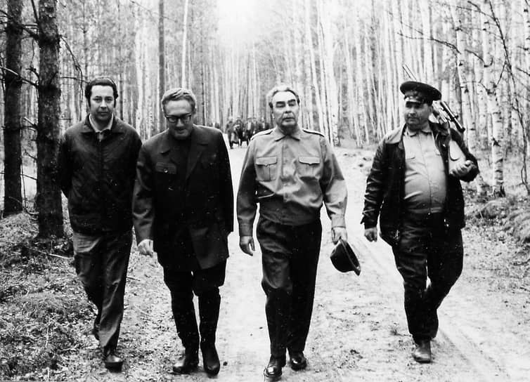 Генеральный секретарь ЦК КПСС Леонид Брежнев (второй справа) и государственный секретарь США Генри Киссинджер (второй слева) на охоте