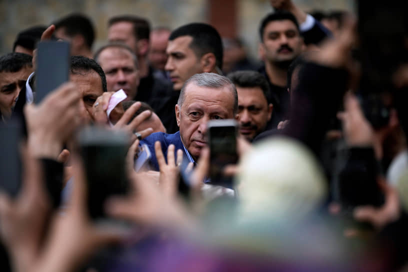 Действующий президент Турции Реджеп Тайип Эрдоган после голосования на избирательном участке в Стамбуле раздавал в толпе денежные купюры